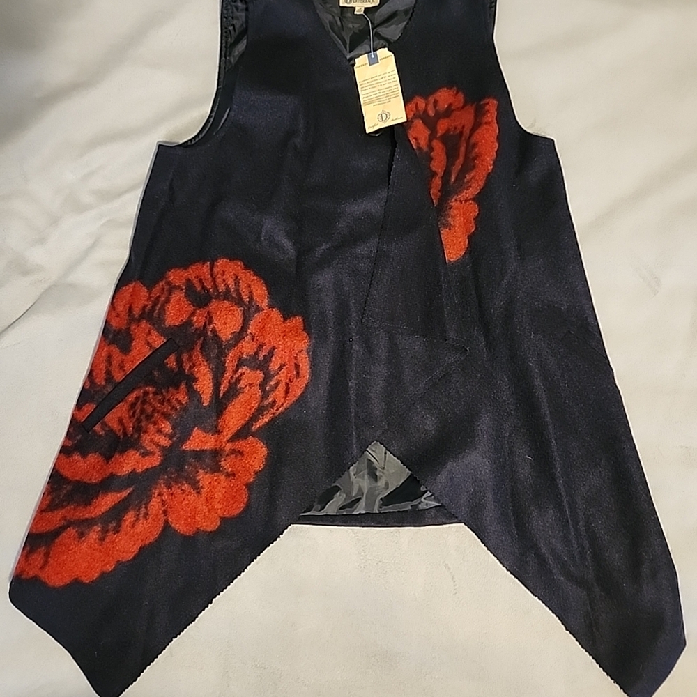 Democracy Women’s Floral Vest – New With Tags (NWT)